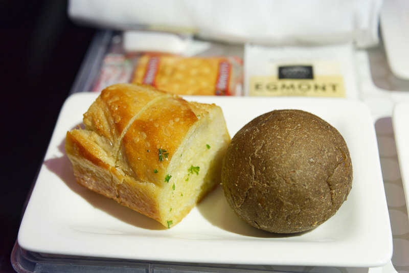 パンは4種類。ローズマリーサワードウ、セサミシードローフ、ガーリックブレッド、ライ麦ロール