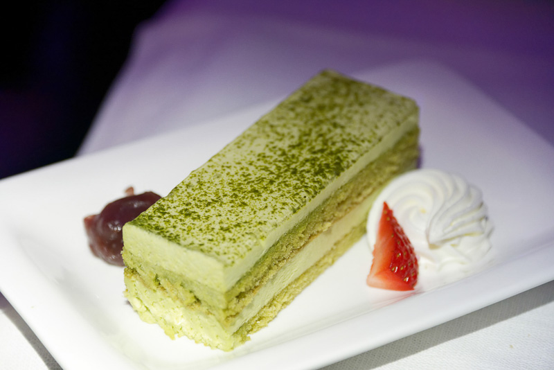 ちなみに往路のプレミアム・エコノミーでは、デザートはこの抹茶ケーキだった