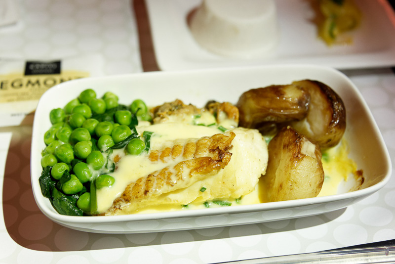 ディナーのメインは3種類。これはキアンコウのグリル。ムール貝のスモーク、新じゃがのクラッシュ、ほうれん草とインゲン豆のソテー