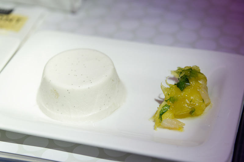 デザートはココナッツと豆乳風味のパンナコッタ、トロピカルフルーツ添え