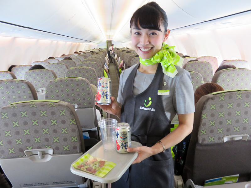 同日より同社初のアルコール提供となるオリオンビールの販売も開始（写真提供：ソラシドエア）