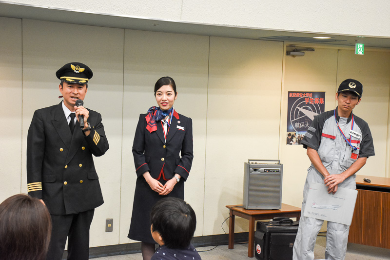 ちなみに質問の回答は、「国内は1日3回、海外は1日1回。国内は3回目に飛んだ先で1泊して、翌日3回飛んで東京に戻ってきます」（岸大祐氏）、「エンジンに鳥が飛び込むのを防ぐため。渦巻き模様が回転すると鳥が怖がって逃げます」（波多野峻平氏）、「以前JALに乗ったときに、CAのアイコンタクトや気配りに真心を感じたからです。なんだか就職面接みたいですね（笑）」（乙武英里氏）