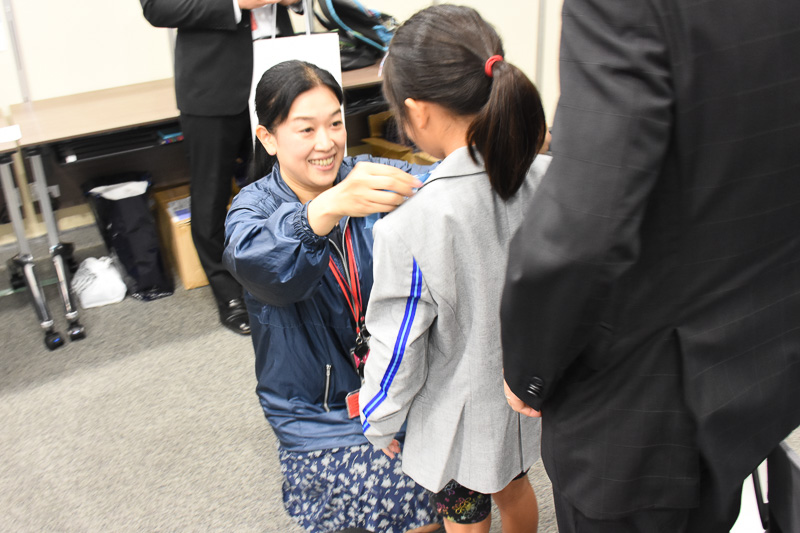 子供向けユニフォームの着用体験。現役のパイロット、CA、整備士と写真が撮れるとあって人気