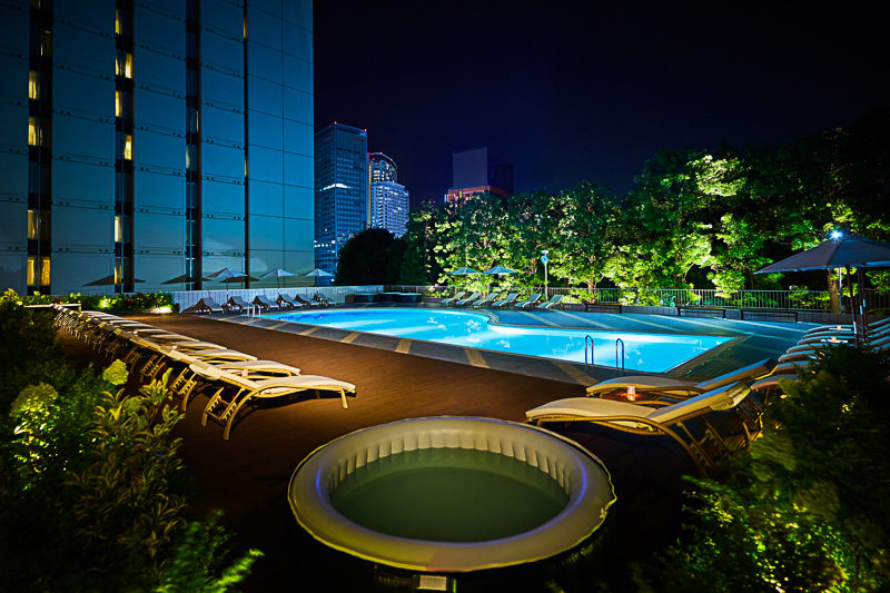 屋外プールサイドウッドデッキ（品川プリンスホテル メインタワー3階）