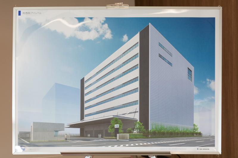 記者会見場に展示されたOCS東京スカイゲートの完成図。写真上は北東側、写真下は南西側からのもの