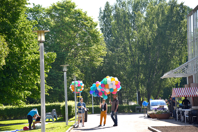 「ムーミン美術館」のオープンやフィンランド独立100周年をお祝いするためのバルーンが公園のあちこちに用意されていた