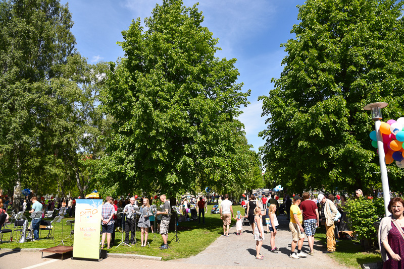 ムーミントロールやムーミンママたちが登場し、ホール内は大盛り上がりに。ホール外のパークでもパーティが始まり人々が集っていた<BR/>（C）Moomin Characters<sup>TM</sup>