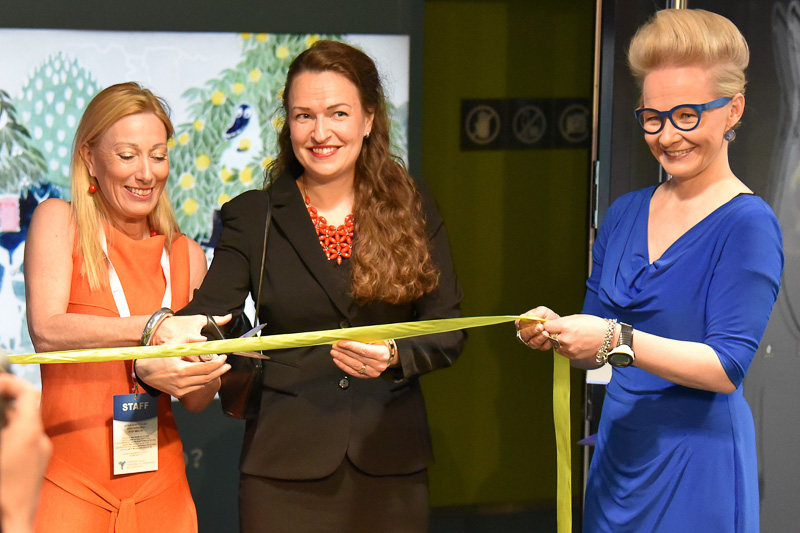 オープニングセレモニーのテープカット後にゲストを笑顔で迎えるソフィア・ヤンソン氏ら<BR/>（C）Moomin Characters<sup>TM</sup>