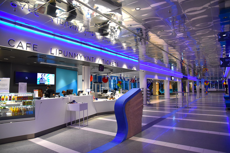 エントランスを抜けるとブルーとホワイト、そしてグレーなどで統一感のあるチケットカウンターとカフェカウンター、そしてインフォメーションカウンターが見えてくる<BR/>（C）Moomin Characters<sup>TM</sup>