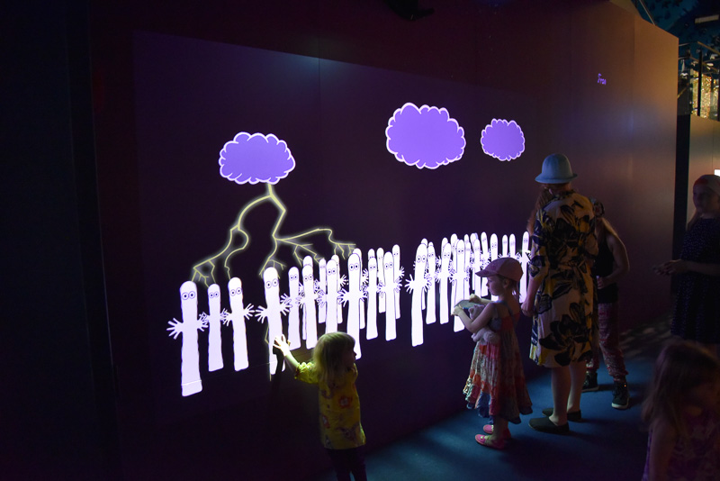 ニョロニョロに触れると勢いよく雷が発生！　子供の目線の高さで大人はなかなか気付けないかも!?<BR/>（C）Moomin Characters<sup>TM</sup>