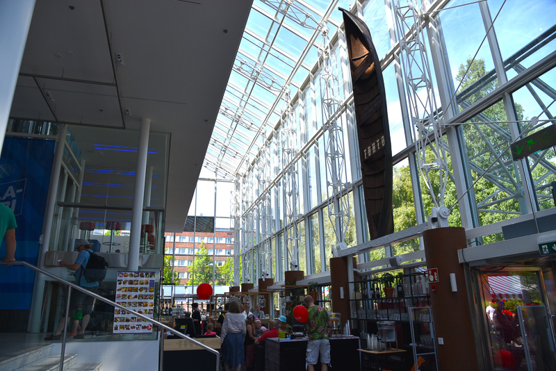 ボートのベンチの名から付けられたレストラン「TUHTO」。レストラン内には大きなボートをデコレーション<BR/>（C）Moomin Characters<sup>TM</sup>