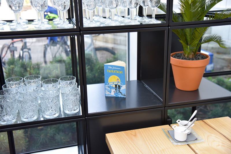 北欧家具を採用し、温かみのある雰囲気とともに、スタイリッシュさも忘れない。また、ちょっとしたところにムーミン本のデコレーションも<BR/>（C）Moomin Characters<sup>TM</sup>