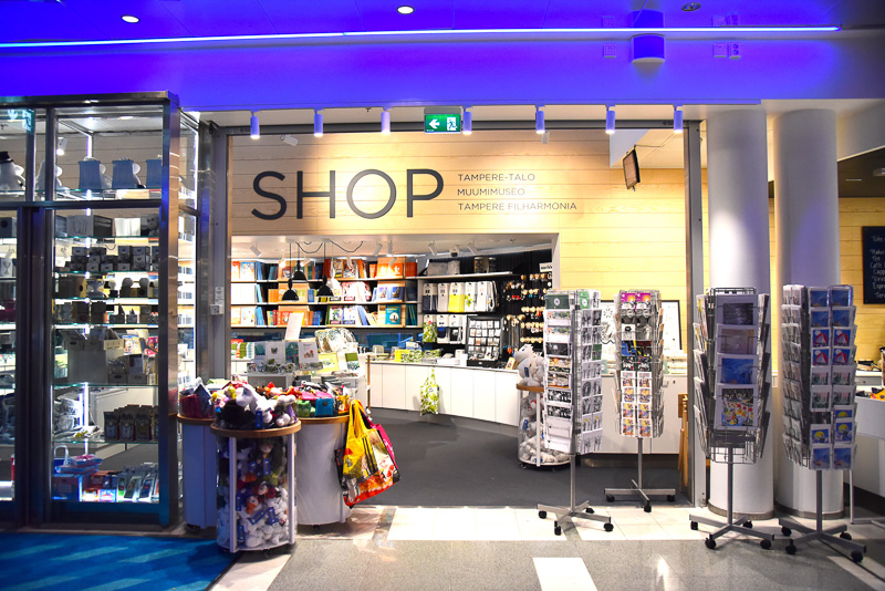 エントランス横のミュージアムショップ。エコバッグからランプまで多くのムーミングッズが揃う<BR/>（C）Moomin Characters<sup>TM</sup>