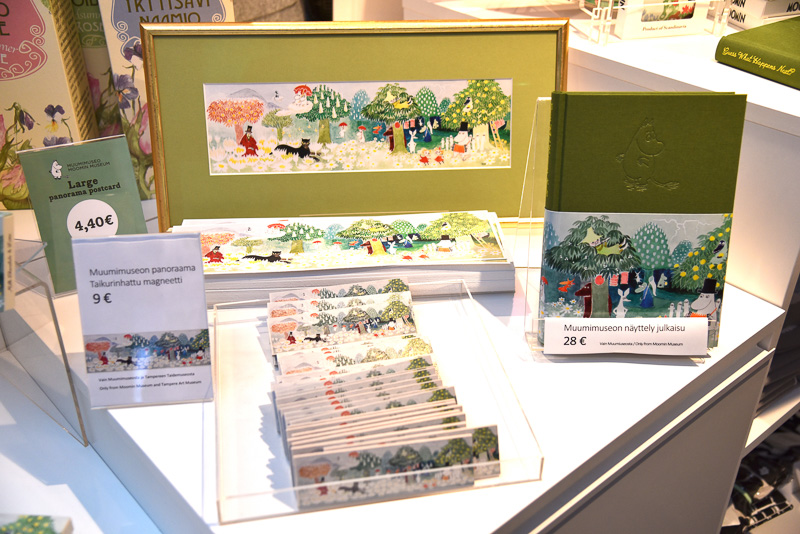ポストカードとマグネットは表紙絵同様のロングサイズ。一緒にミュージアム限定の図録も手に入れよう<BR/>（C）Moomin Characters<sup>TM</sup>