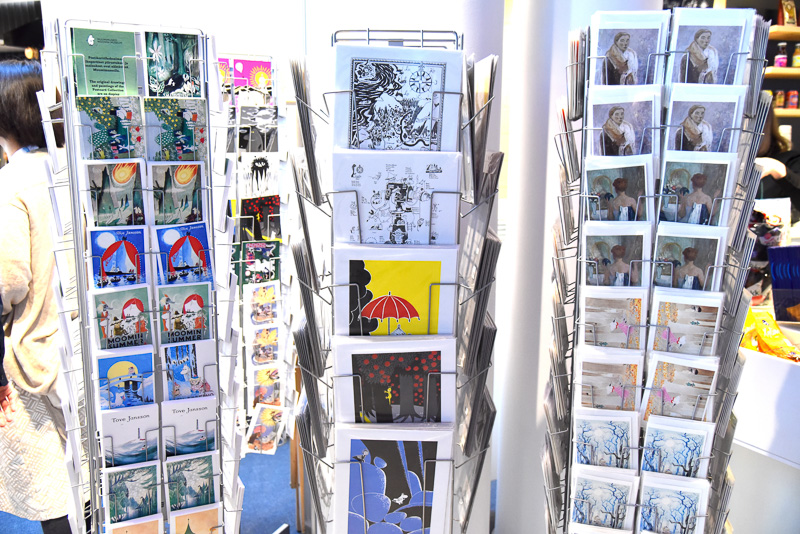 ポストカードもずらり。ミュージアム限定のハガキの棚には“限定”の表示がある<BR/>（C）Moomin Characters<sup>TM</sup>