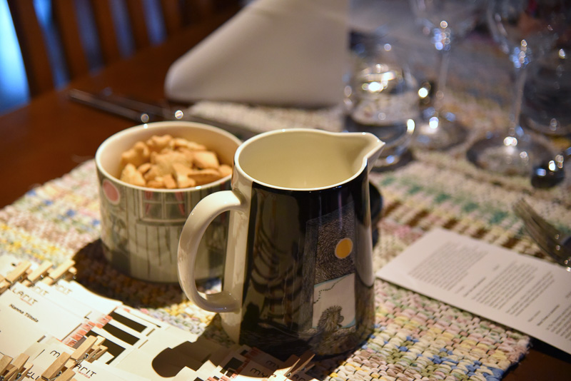 メニュー提供をお祝いしてテーブルセッティングもちょっとしたパーティ風