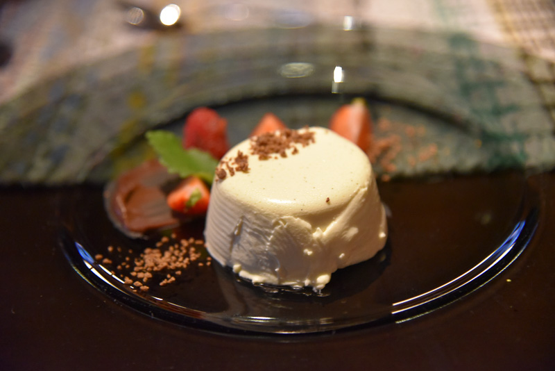 デザートの「Rubiiniko」を食べ進めるとサプライズも！