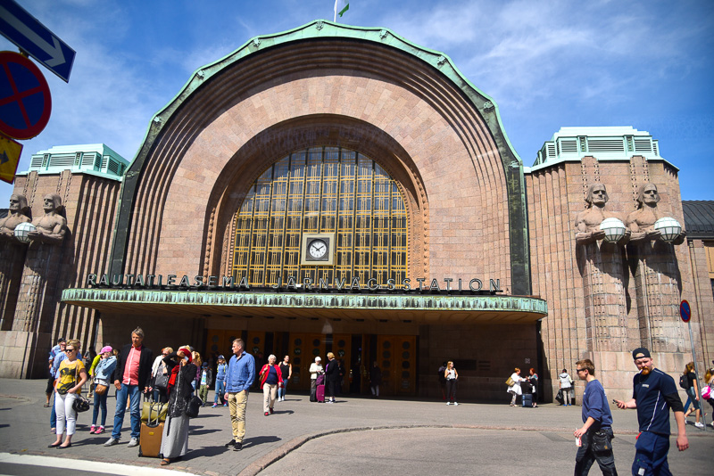 ヘルシンキ中央駅は世界の美しい駅の1つにも選ばれており、高い天井で開放感抜群