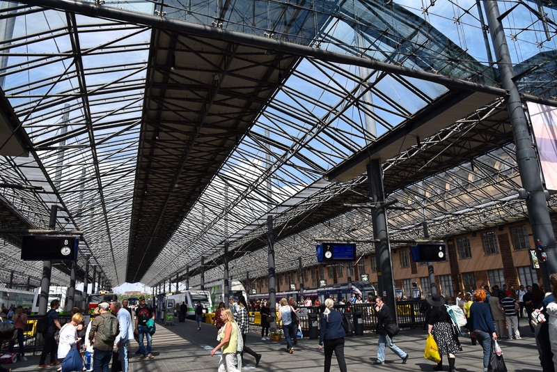 日本のように改札口はないので、チケット購入後そのまま列車へ。ホームには自動乗車券販売所もある