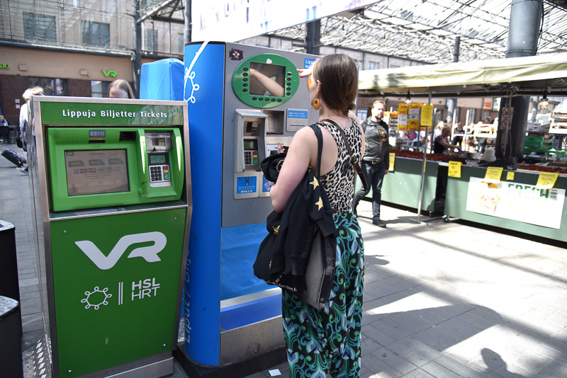 日本のように改札口はないので、チケット購入後そのまま列車へ。ホームには自動乗車券販売所もある