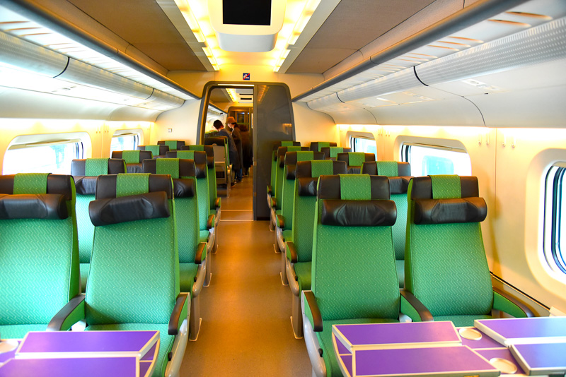 列車内の様子。4名席の場合は共同の折りたたみテーブルがある