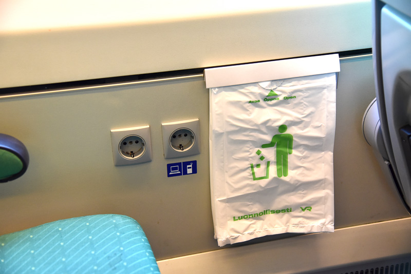 シート横にはゴミ袋と電源が設置されていた