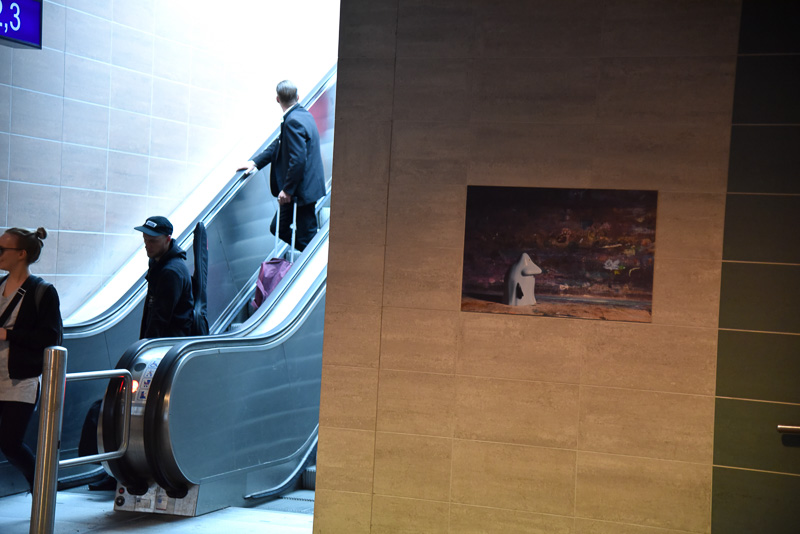 タンペレ駅の構内には、モランのアート作品がさりげなく飾られていた