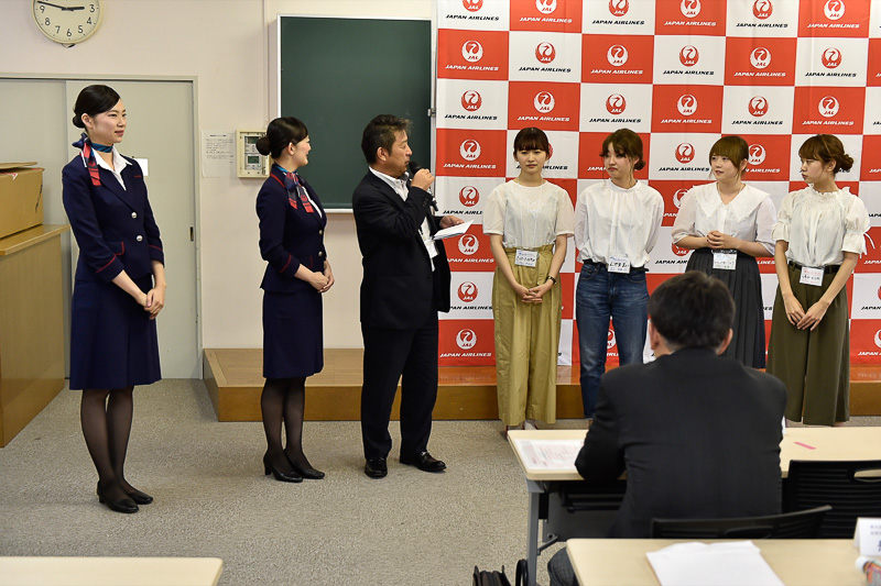 閉会式で各賞の発表が行なわれた。写真は日本航空特別賞を受賞した実践女子大学のチーム「博多の女になりたい」