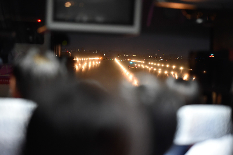 誘導灯が灯った瞬間、バスの車内では歓声が上がった