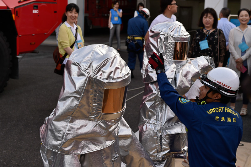 防火服の着用体験コーナー