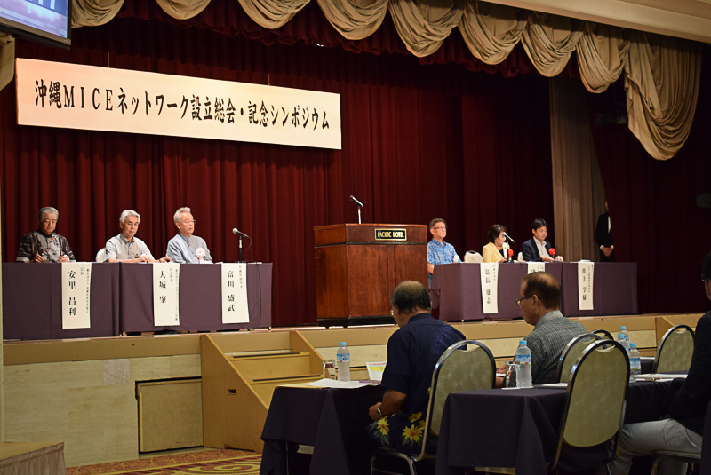 沖縄県知事、副知事をはじめ、県外からの来賓も豪華な顔ぶれが並ぶ