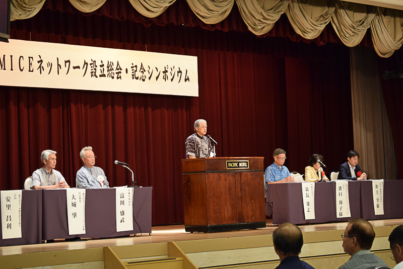 一般社団法人 沖縄県経営者協会 会長 安里昌利氏（中央）