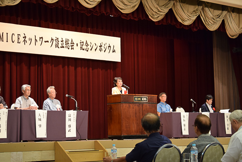 一般社団法人日本コングレス・コンベンション・ビューロー会長 猪口邦子氏（中央）