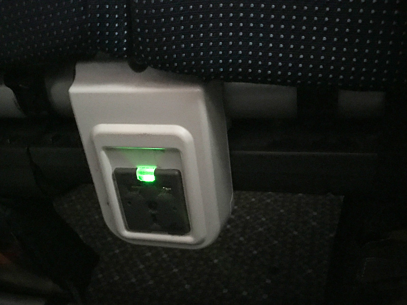座席下には電源も完備