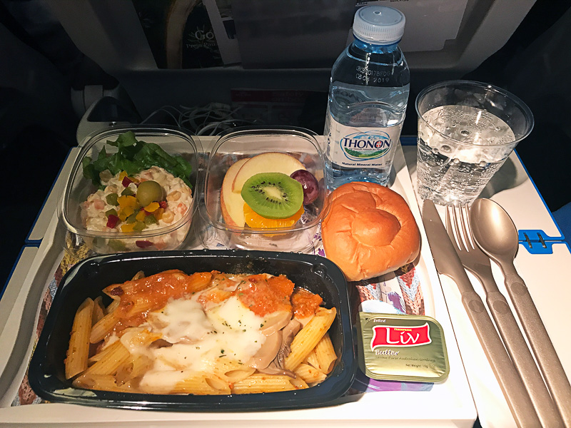 2回目の機内食はチーズたっぷり、ボリュームのあるペンネパスタ