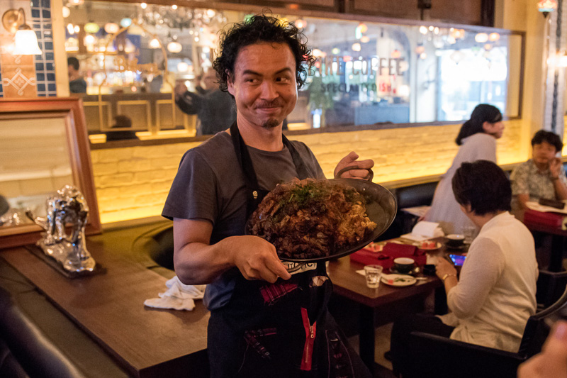 トルコ南東部のグルメの町ガジアンテップの名物肉料理「アンテップ・ケバブ」。鍋に肉、揚げ茄子、野菜、ライスを入れて煮込み、最後に鍋をひっくり返して出来上がる