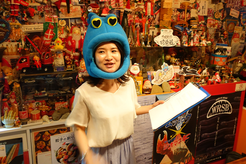 こちらは佐賀県 政策部 広報広聴課 東京オフィス サガプライズ！ 中島いずみさん。中島さんのかぶり物はムツゴロウ