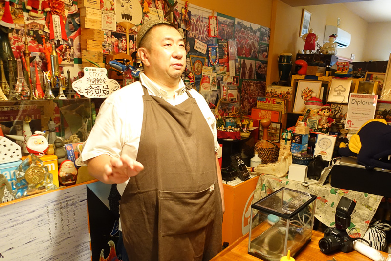 「珍魚苑」について説明するパラダイス山元さん