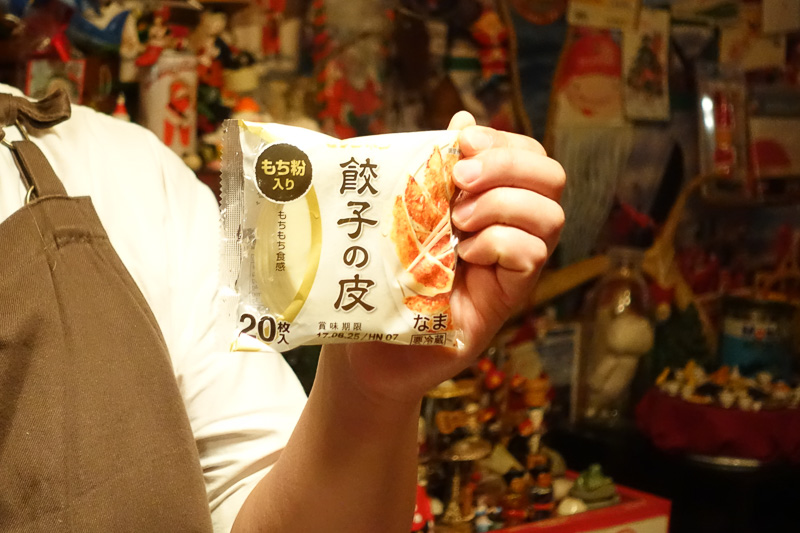 餃子の皮に使うのはもち粉入りのモランボン製品。かつてはもち粉入りの皮を自分で作っていたが、もち粉入りが美味しいと言いまくっていたらモランボンから発売されたとのこと