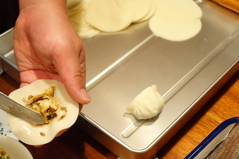 次々と餃子ができていく