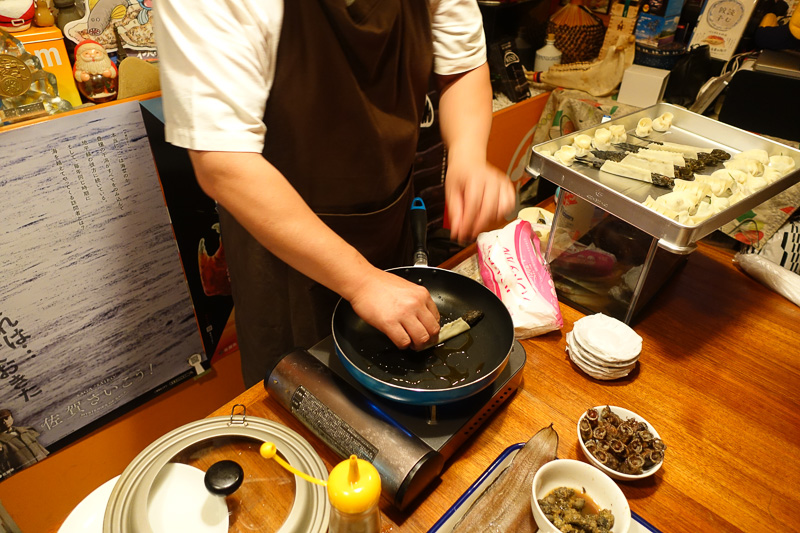 焼きに入る。ごま油で焼いていく