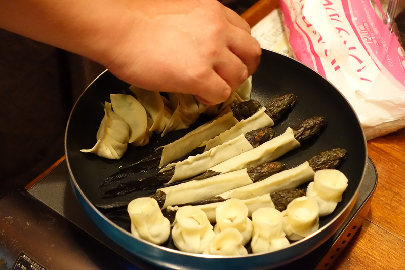 餃子を敷き詰めていく
