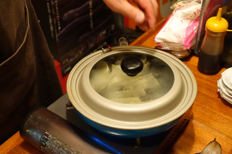 水を入れ、ふたを閉めて蒸らしながら焼く