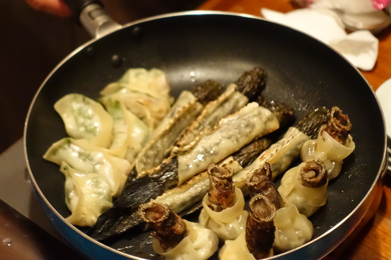 フライパンの中の餃子も飾り付け。阿鼻叫喚