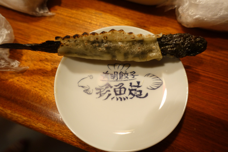 ここにソースを乗せて食べた。お皿はこの珍魚苑のために特別に作った有田焼とのこと