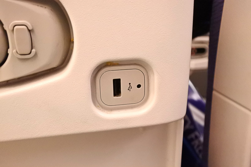 10.6インチのタッチパネル式モニター。下にはコントローラとUSBポートが備えられている