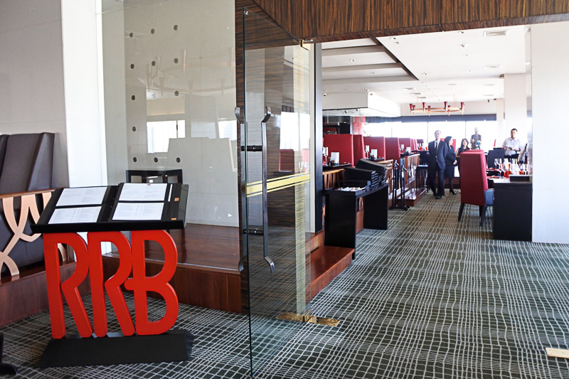 バンコク市内でも人気のレストラン「RIB ROOM AND BAR STEAKHOUSE」。お祝い事やデートなどでもよく使われる