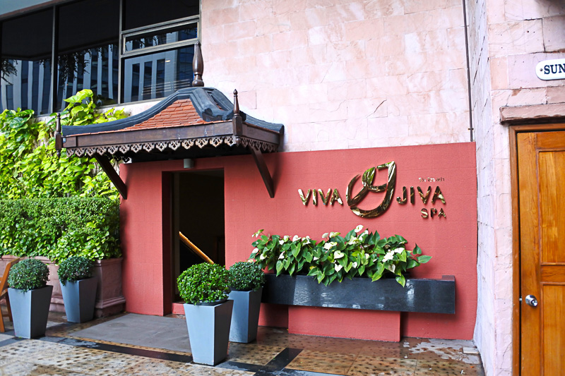 「ビバ・ジバ・スパ」のエントランスと受付。階段を下りると静かな空間が現われる