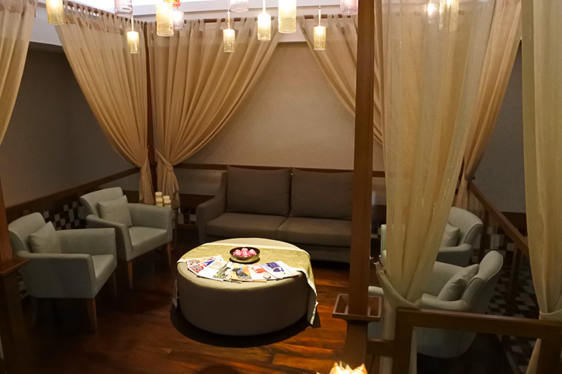 「ビバ・ジバ・スパ」のエントランスと受付。階段を下りると静かな空間が現われる