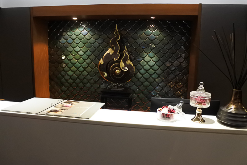 「ビバ・ジバ・スパ」のエントランスと受付。階段を下りると静かな空間が現われる